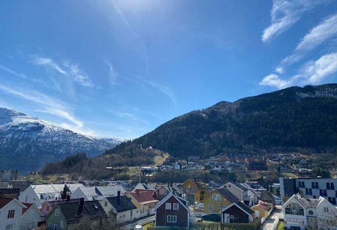 Oversyn over deler av Sogndal sentrum i retnings Stedje, blå himmel