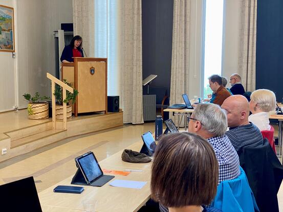 Kommunestyret 13.mai 2022. Ordfører Monica Nielsen på talerstol