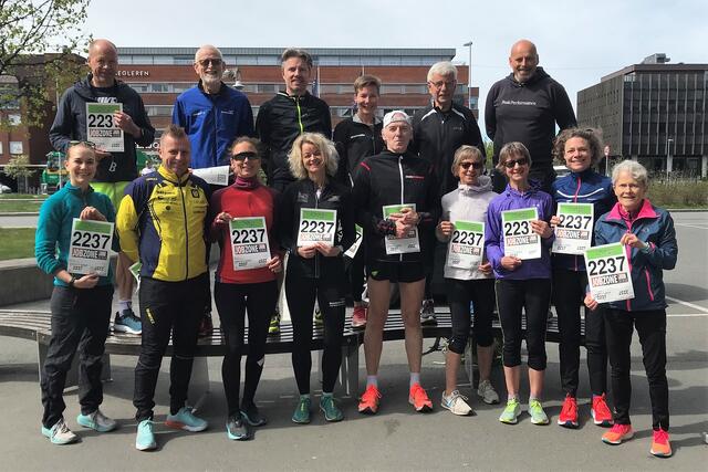 Kondis sitt lag i Holmenkollstafetten før start. (Foto: Marianne Røhme)