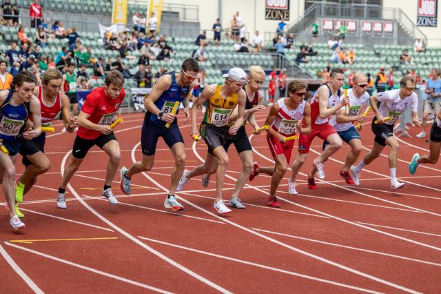 Starten i mennenes eliteklasse med 17 lag i feltet. (Foto: Samuel Hafsahl)