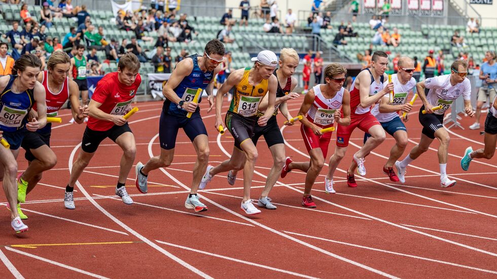 Starten i mennenes eliteklasse med 17 lag i feltet. (Foto: Samuel Hafsahl)