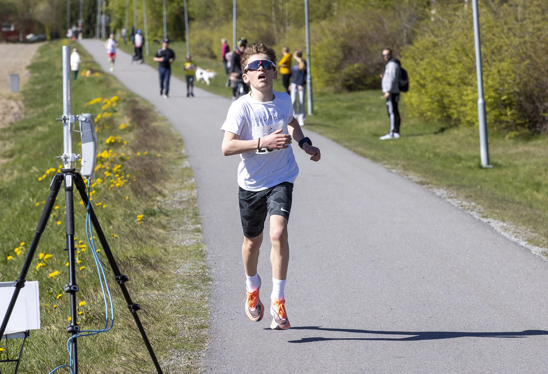 15 år gamle Henrik J¢rgensen fra Fossum IF vant 5 km med 16.41 - et stykke bak persen..jpg