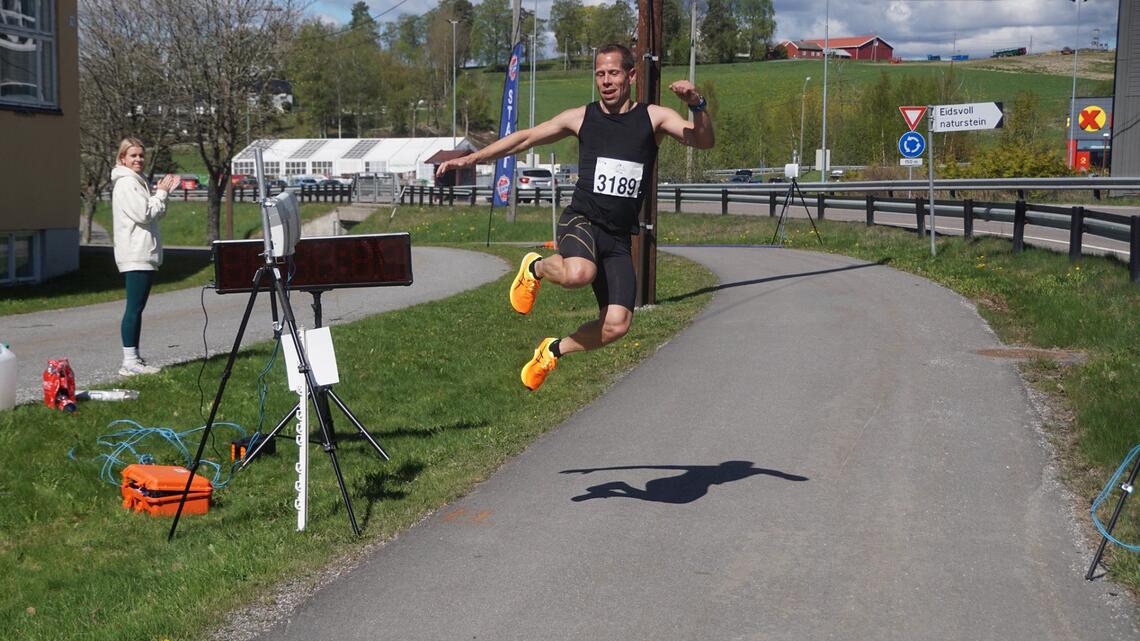 Halvmaratonvinner Kjell Magne Antonsen fløy høyt på arrangørens målfoto.