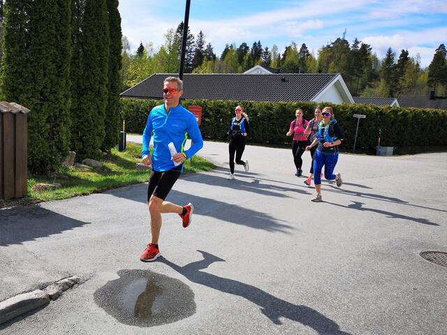 To av lagene i farta mellom postene i Øverleiret lørdag. (Foto: Rolf Bakken)