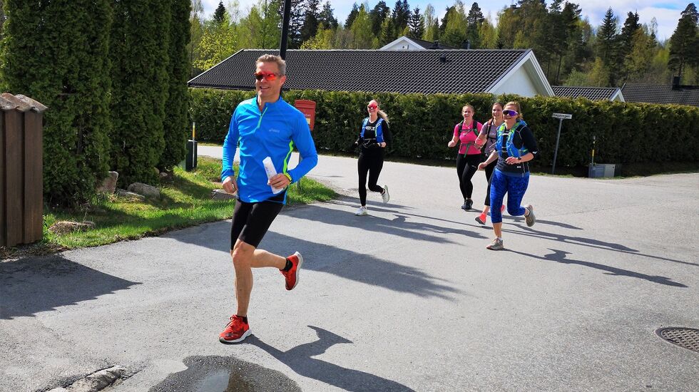 To av lagene i farta mellom postene i Øverleiret lørdag. (Foto: Rolf Bakken)