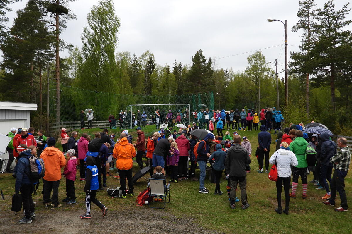 Samlingsplass i duskregn før løpet.
