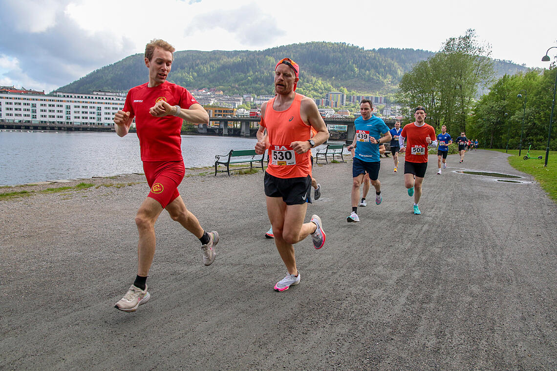 Ivar Stefansson hadde oppgaven med å holde en fart på 4 minutter per kilometer. Pål Einar Skorpen henger på. (Alle foto: Arne Dag Myking)
