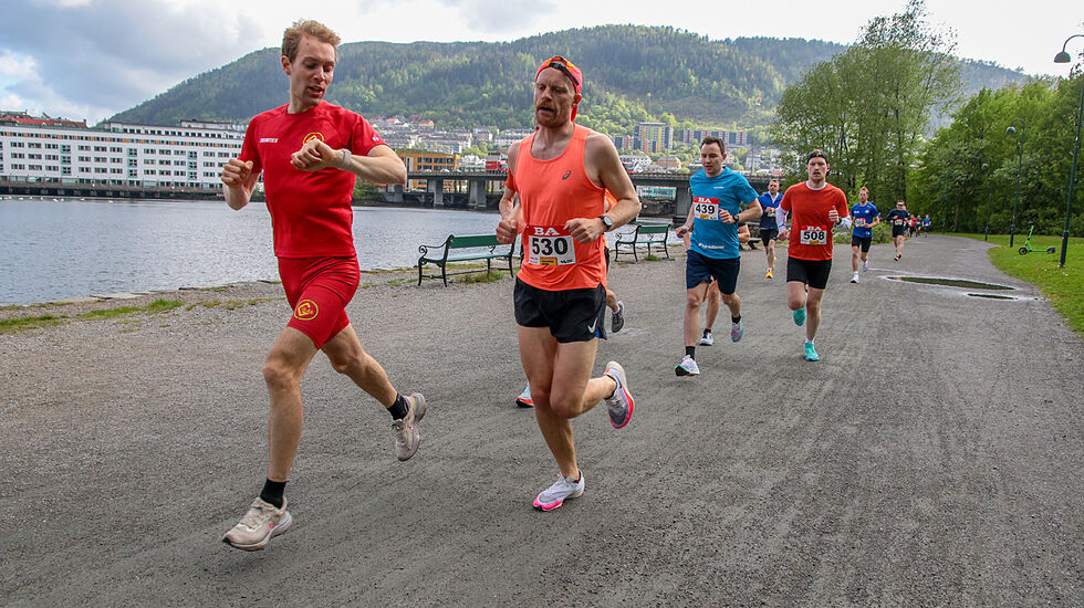 Ivar Stefansson hadde oppgaven med å holde en fart på 4 minutter per kilometer. Pål Einar Skorpen henger på. (Alle foto: Arne Dag Myking)