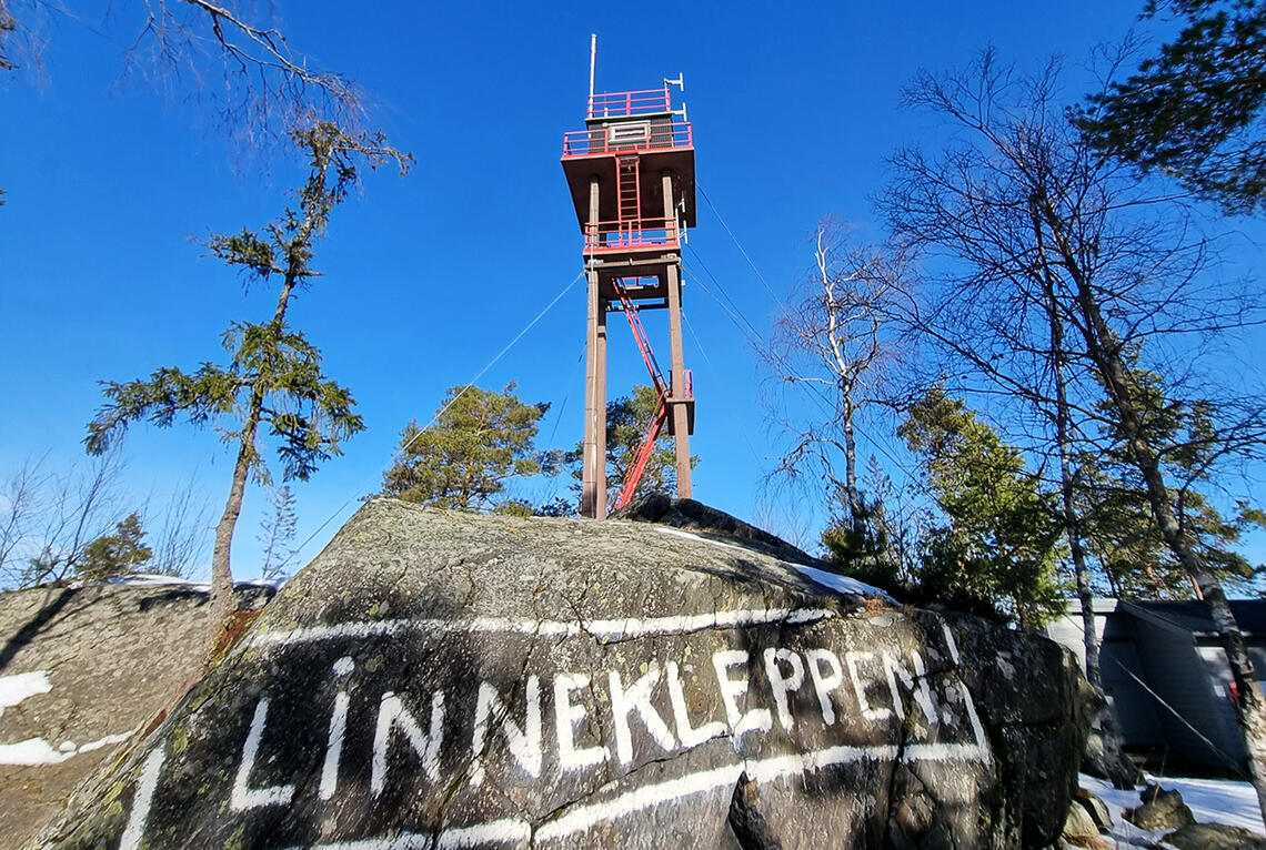 På toppen av Linnekleppen, 325 m.o.h., ligger Nord-Europas eneste betjente brannvakttårn. Fra tårnet har man utsikt over store skogområder sørøst i Norge, samt deler av Sverige. (Foto: Bjørn Johannessen)