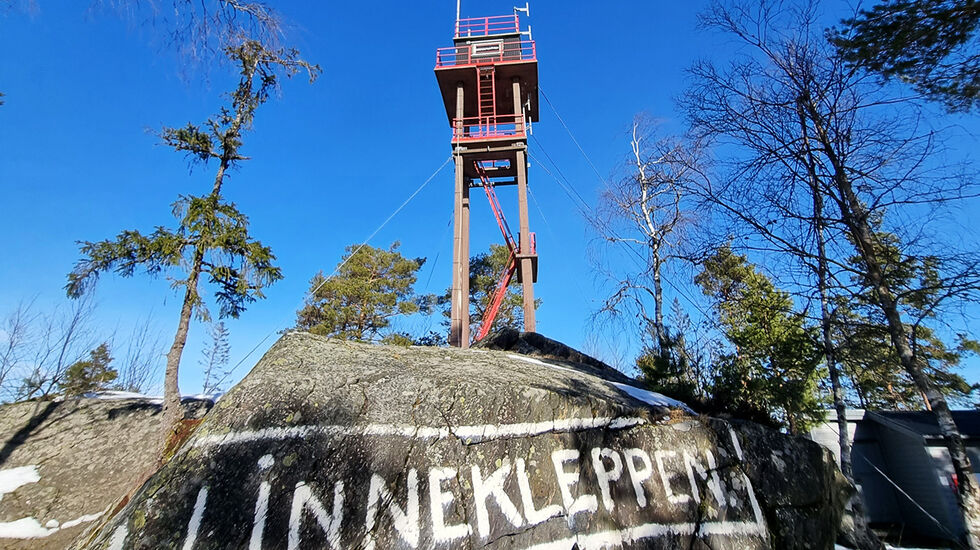 På toppen av Linnekleppen, 325 m.o.h., ligger Nord-Europas eneste betjente brannvakttårn. Fra tårnet har man utsikt over store skogområder sørøst i Norge, samt deler av Sverige. (Foto: Bjørn Johannessen)