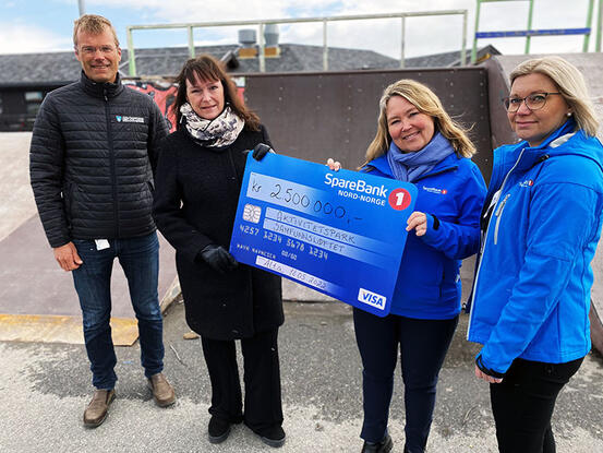 Sparebanken Nord-Norge overrekker 2,5 millioner kroner til Alta kommune. Avbildet i dagens skatepark