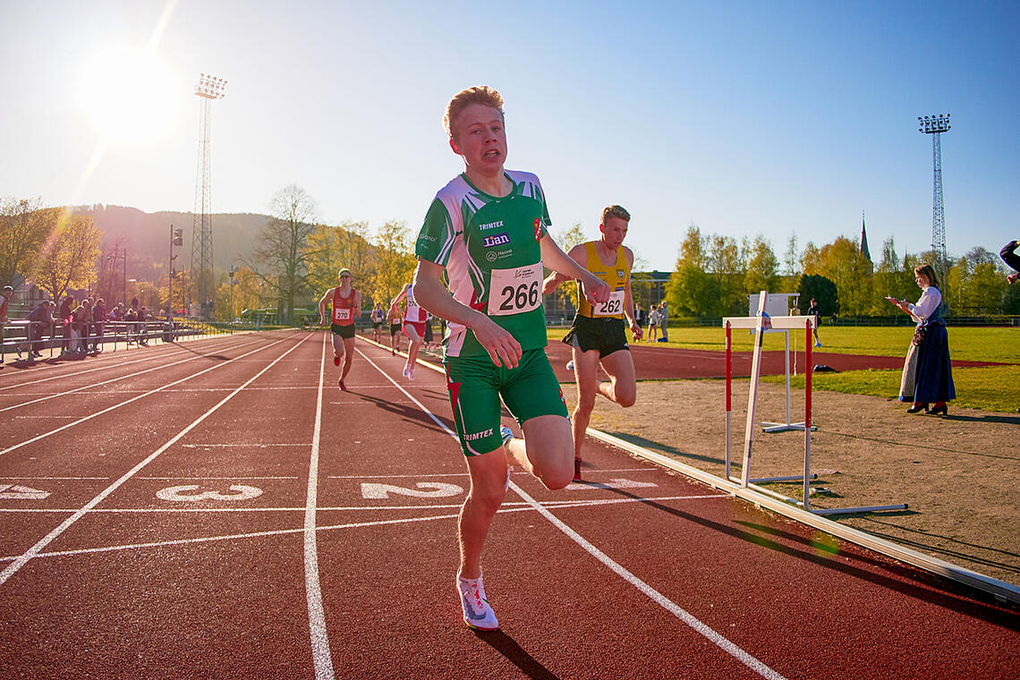 Håkon Moe Berg løper inn på tiden 3.55,48 på 1500 meter under KM i Trøndelag som ble arrangert 17. mai.