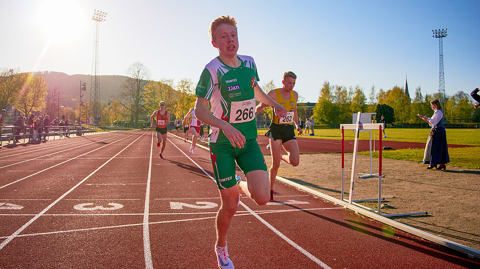 Håkon Moe Berg løper inn på tiden 3.55,48 på 1500 meter under KM i Trøndelag som ble arrangert 17. mai.