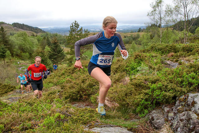 Hilde Fenne er her godt i gang med oppstigningen til Totlandsfjellet. (Foto: Arne Dag Myking)
