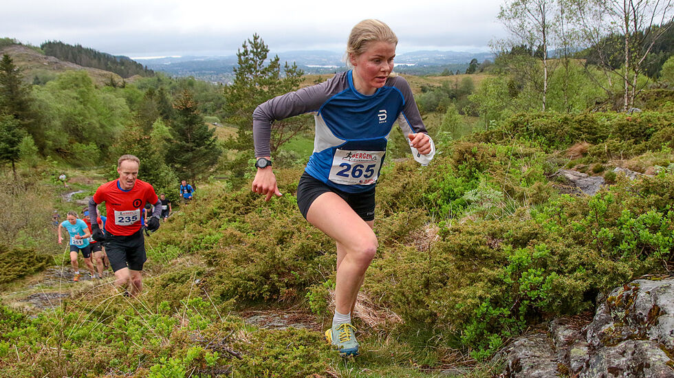 Hilde Fenne er her godt i gang med oppstigningen til Totlandsfjellet. (Foto: Arne Dag Myking)