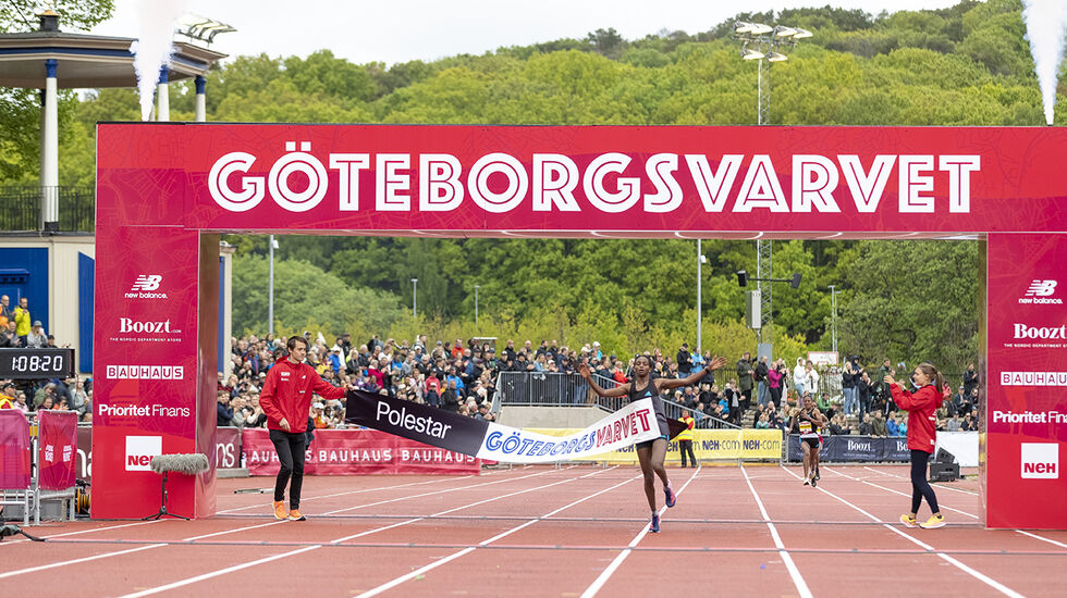 Tigist Assefa fra Etiopia bryter mållinjen og vinner kvinneklassen i Göteborgsvarvet 2022. (Foto: Glenn T. Unger)