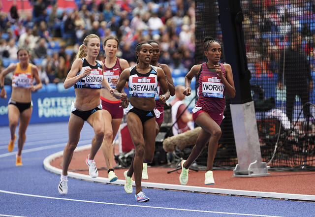 Karoline Bjerkeli Grøvdal var med i teten ut av nest siste sving, men på slutten ble tre etiopiske jenter for sterke. (Foto: Diamond League AG)
