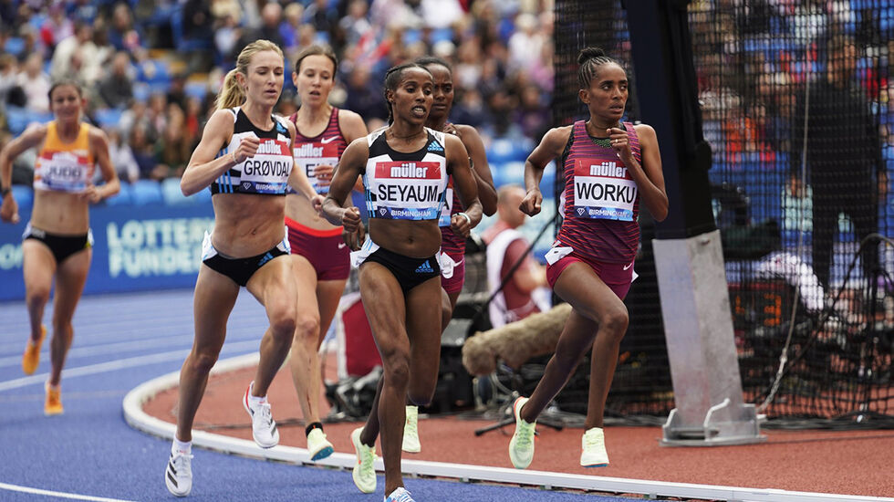 Karoline Bjerkeli Grøvdal var med i teten ut av nest siste sving, men på slutten ble tre etiopiske jenter for sterke. (Foto: Diamond League AG)