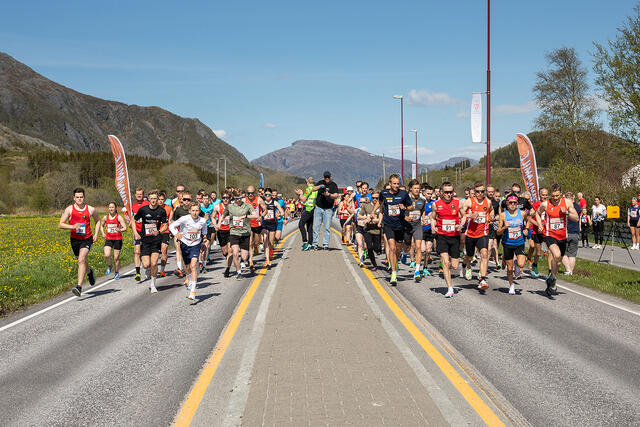 Starten har gått for den aller første Sømnamile. Med Johannes Høsflot Klæbo og Even Northug på start. Foto: Janne Helen Moen/Janepane photo