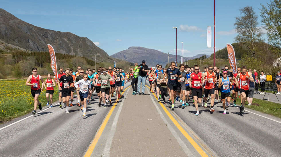 Starten har gått for den aller første Sømnamile. Med Johannes Høsflot Klæbo og Even Northug på start. Foto: Janne Helen Moen/Janepane photo