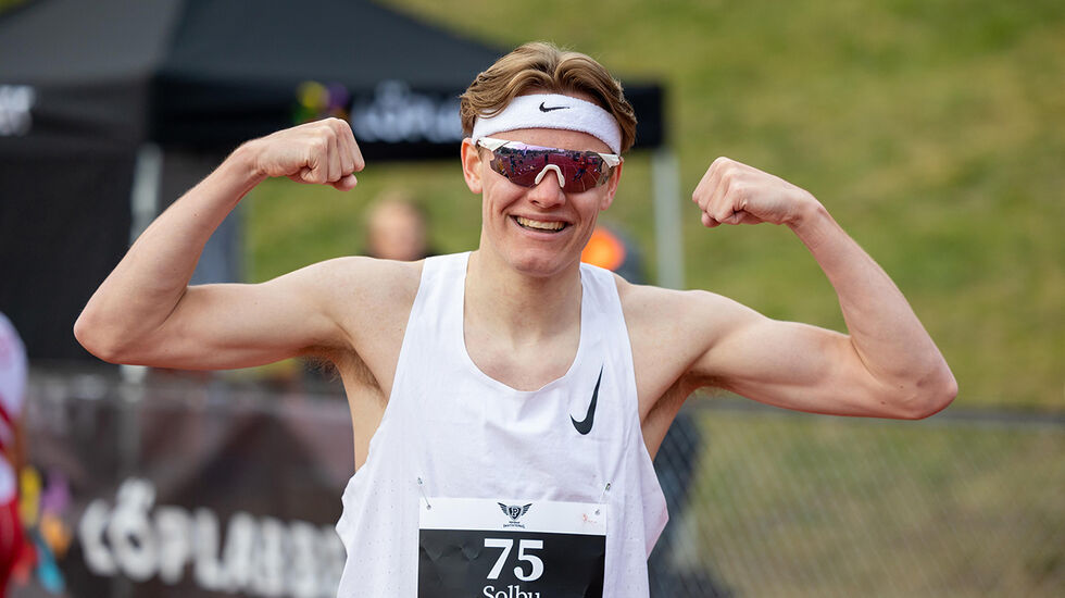 Ole Jakob Solbu vant 800 meter på Per Halle Invitational på en tid som var under kravet til sommerens U-20 VM i Columbia, som er 1.51,00. (Foto: Samuel Hafsahl)