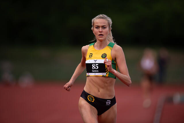 Amalie Sæten brøt den magiske 9-minuttersgrensen under Per Halle Invitational. (Foto: Samuel Hafsahl)