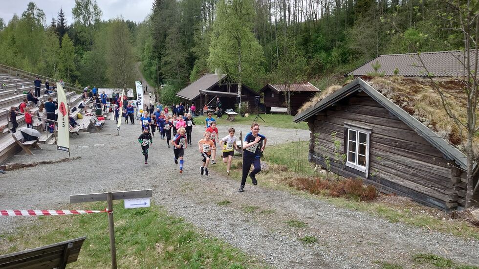Start for den nye 3 km-distansen ved den kulturhistoriske perlen, Kvennstugua i Vallset. (Foto: Thomas Pedersen)