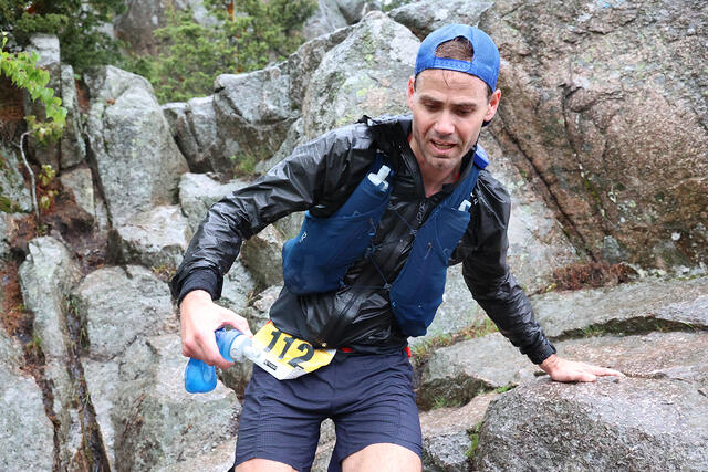 Marius Stengle-Håkonsen fra Romerike Ultraløperklubb hadde en stor ledelse allerede her på Kolsåstoppen. Den økte hele helgen inn mot mål. (Foto: Tom-Arild Hansen)