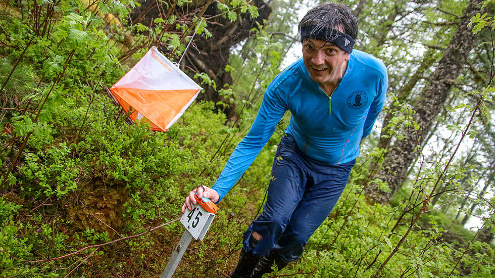 Frode Helmich Pedersen stempler inn på en av de siste postene, like ved Fløysletten. (Alle foto: Arne Dag Myking)