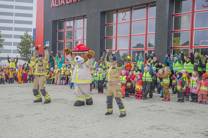 Bjørnis danser med ansatte på brannstasjonen og alle barna