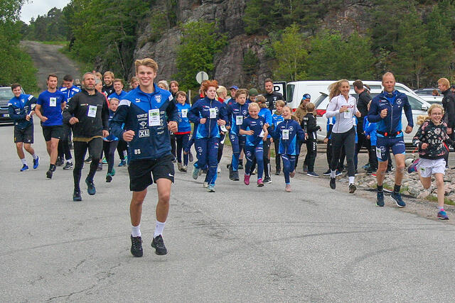 Fra starten av kort løype klokken 17:17. (Alle foto: Sverre Larsen)