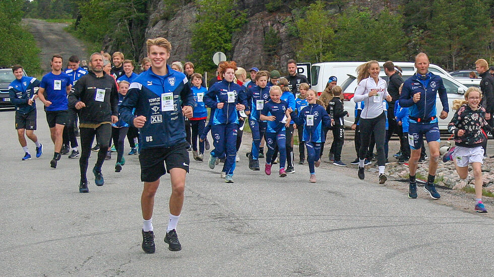 Fra starten av kort løype klokken 17:17. (Alle foto: Sverre Larsen)