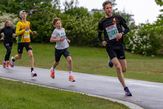 Jevn duell: Dag Skretteberg (42 år) og Henrik Jørgensen (15 år) hadde en tøff fight om andreplassen i trippelen. (Foto: Samuel Hafsahl)