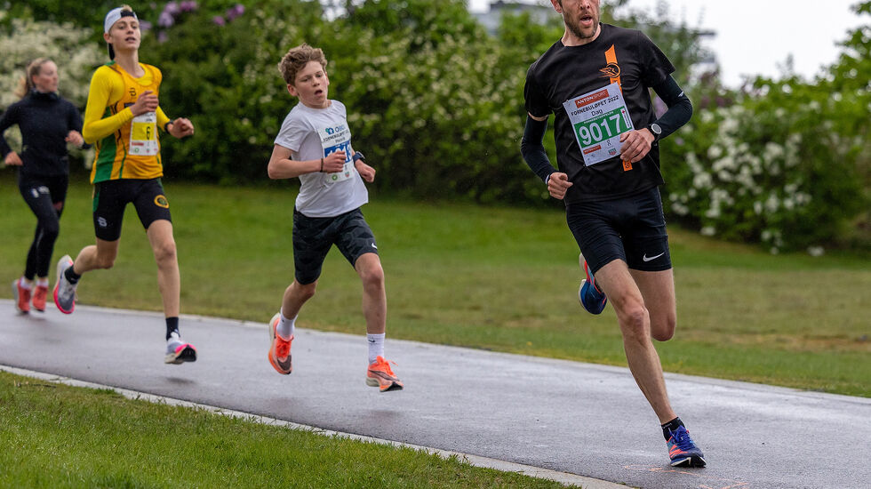 Jevn duell: Dag Skretteberg (42 år) og Henrik Jørgensen (15 år) hadde en tøff fight om andreplassen i trippelen. (Foto: Samuel Hafsahl)