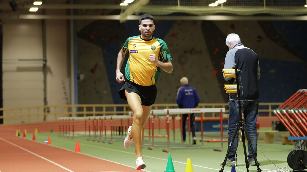 Jacob Boutera fikk en meget god sesongåpning på 3000 m hinder. På bildet ser vi han løpe innendørs i Nes Arena. (Foto: Bjørn Hytjanstorp)