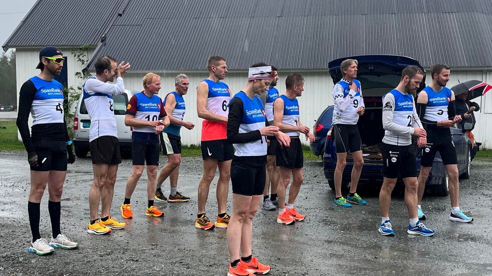 Ti menn og en kvinne gjør seg klare til Knartamarsjen med tidtaking. (Foto: Heidi Aarstad)