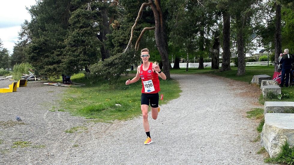 Magnus Torp Antonsen med full kontroll på seieren noen hundre meter før mål. (Foto: Tonje Andersen)