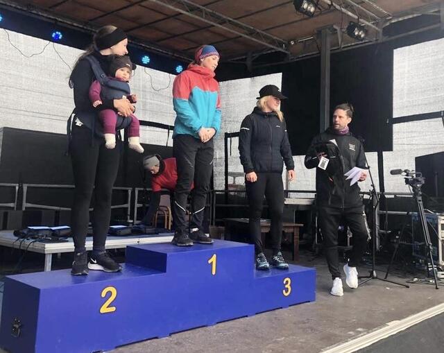 Damepallen på motbakkeløpet - arrangør intervjuer topp 3. Foto: Mette Lokna Nedreberg