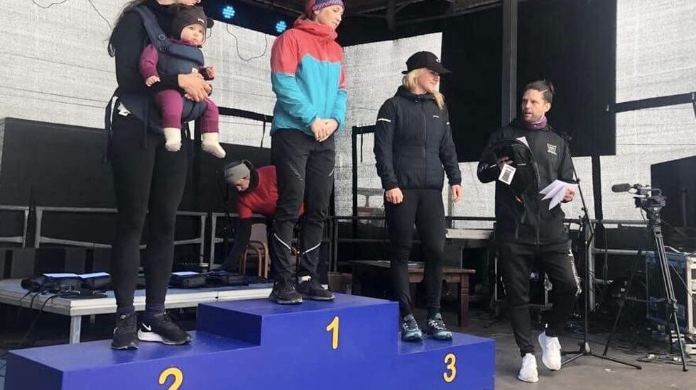 Damepallen på motbakkeløpet - arrangør intervjuer topp 3. Foto: Mette Lokna Nedreberg