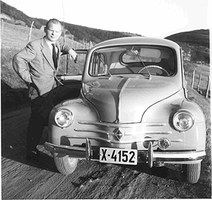 Arvid Hanssen med sin Renault 4CV 1957-modell