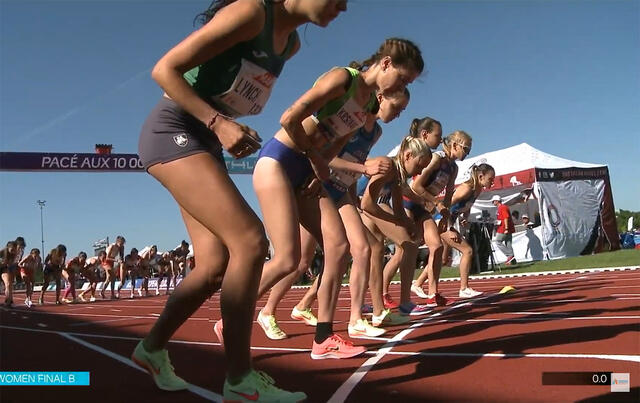 Ine Bakken (nest lengst til høyre) og resten av det store feltet er klar for 25 runder rundt banen på en solfylt dag i Frankrike. (Foto: European Athletics streaming)