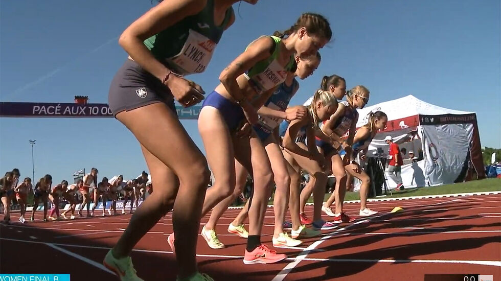 Ine Bakken (nest lengst til høyre) og resten av det store feltet er klar for 25 runder rundt banen på en solfylt dag i Frankrike. (Foto: European Athletics streaming)