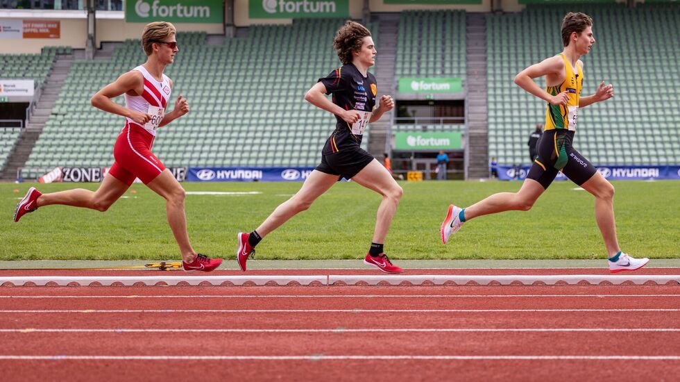 De tre beste på 3000m på Bislett i motsatt rekkefølge (fra høyre): Simen Gløgård Stensrud, Esten Hansen-Møllerud Hauen og Theodor Berre Jacobsen. (Foto: Samuel Hafsahl) 