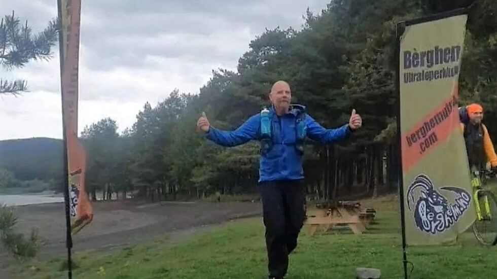 Leif Abrahamsen i mål ved Mjøsa etter 41 timer i myra på Hedmarksvidda. (Foto fra løpets facebookside)