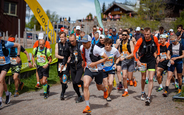 Ecotrail Oslo har 50 og 80 km som de lengste distansene. Årets løp er utsolgt med over 1100 påmeldte bare på ultradistansene. Bildet er fra 50-km starten 2022. (Foto: Alexander Eriksson)