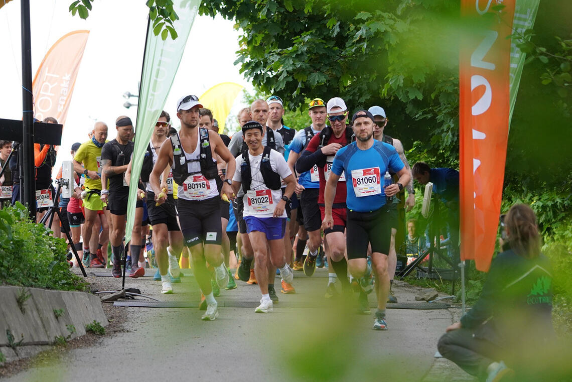 Starten har gått for 80 km. Markus Høgne (80115), Håkon Urdal (81022) og Jostein Gallis (81060) i fremste rekke. (Foto: Sportograf/Ecotrail)