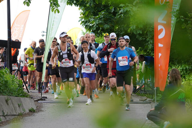 Starten har gått for 80 km. Markus Høgne (80115), Håkon Urdal (81022) og Jostein Gallis (81060) i fremste rekke. (Foto: Sportograf/Ecotrail)