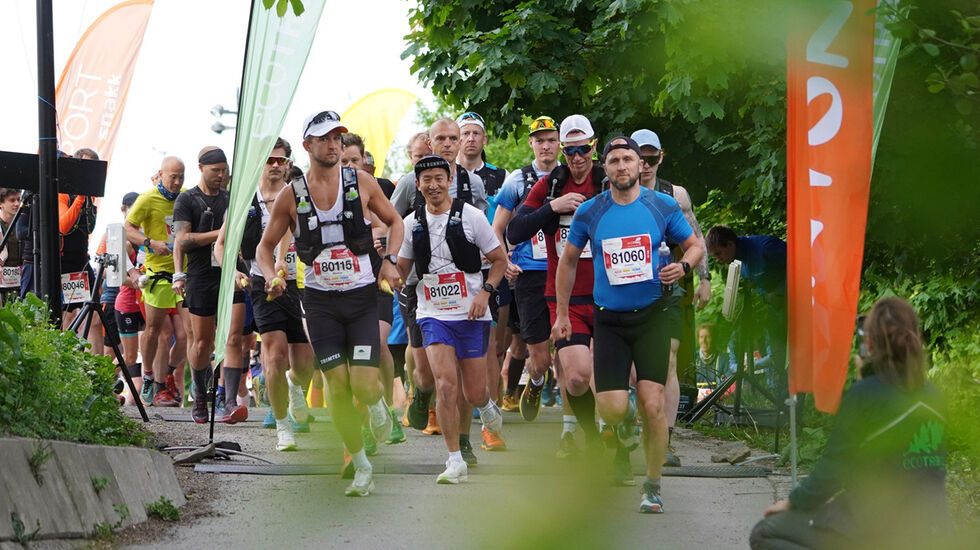Starten har gått for 80 km. Markus Høgne (80115), Håkon Urdal (81022) og Jostein Gallis (81060) i fremste rekke. (Foto: Sportograf/Ecotrail)