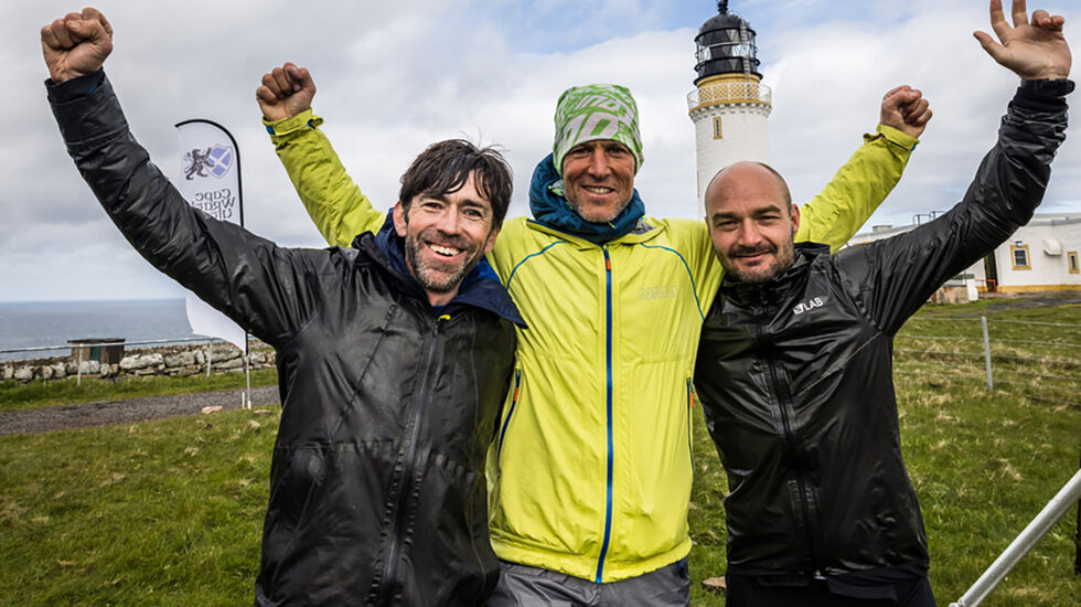 Thomas Øderud (t.h.) tok en sterk andreplass i Cape Wrath Ultra i Skottland. Her sammen med David Barry til venstre (2. plass) og vinneren Graham Walton i midten. (Foto: ©Cape Wrath Ultra® | No Limits Photography)