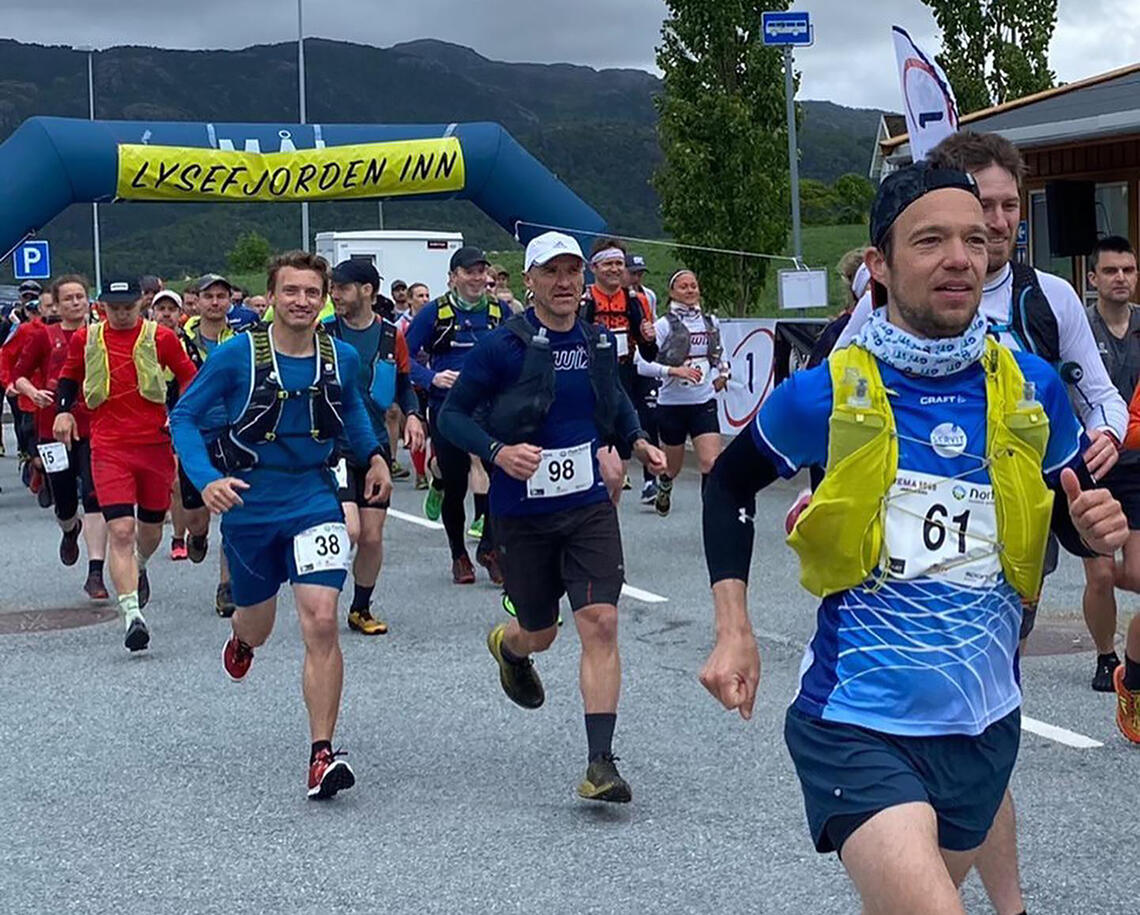 Starten har gått og 84 løpere starter på ferden innover i Lysefjorden. (Foto: Arrangøren)